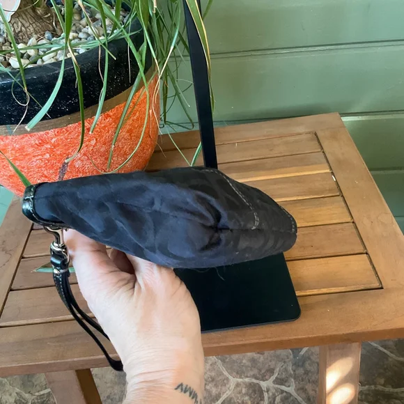 Coach Black Optic Signature C Clutch, Fits IPhone pro max, Purple Lining EUC - Picture 7 of 8